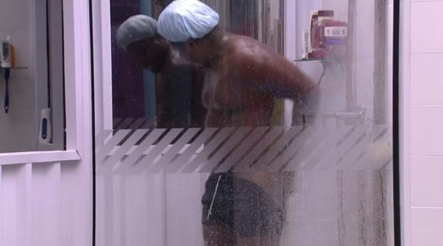 Ronan abaixa o shorts e mostra a bunda durante o banho