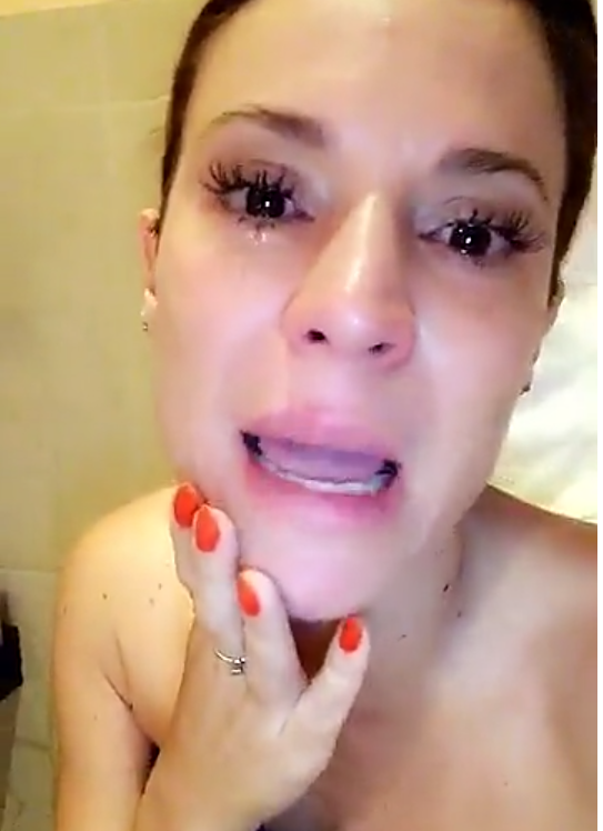 Afastada do Vídeo Show, Maíra Charken aparece chorando na internet