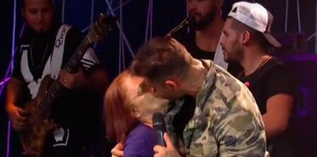 Lucas Lucco beija senhora na boca no programa de Anitta